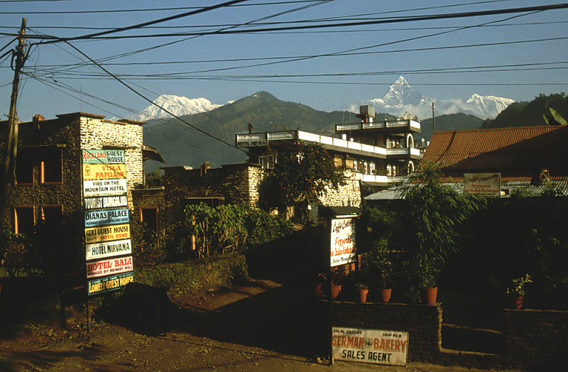 47_Pokhara, straatbeeld met uitzicht op Annapurna en Machapuchare.jpg